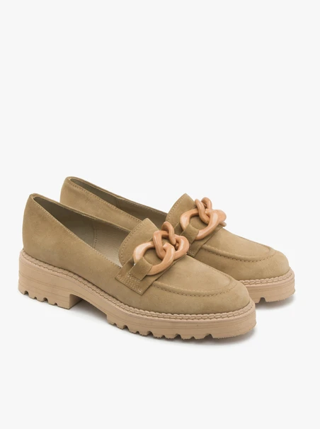 Olive Mokassins mit Kette