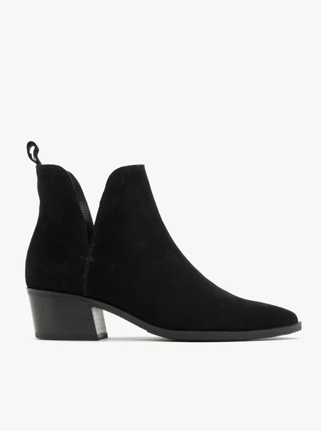 Schwarze Stiefel mit niedrigen Absätzen