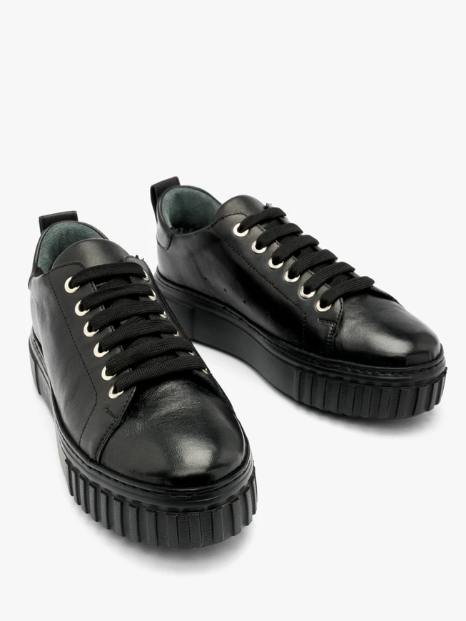 BLACK SHOES WITH LIGHTWEIGHT SOLE