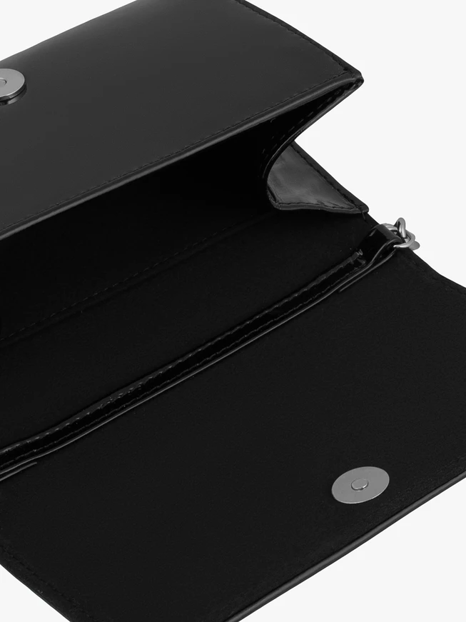 Schwarz lackierte Handtasche mit Kette