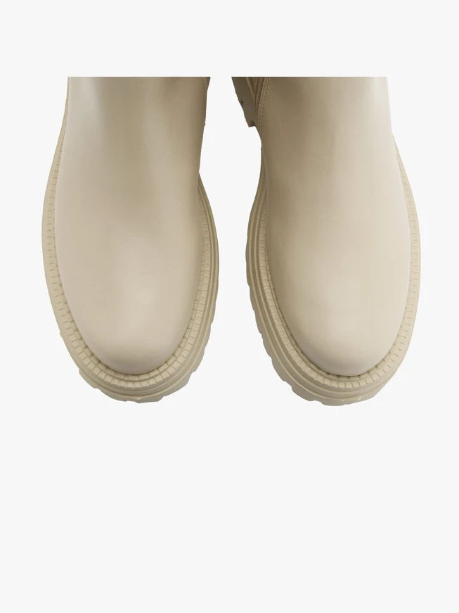 Cremefarbene Stiefel mit schmalem Schaft
