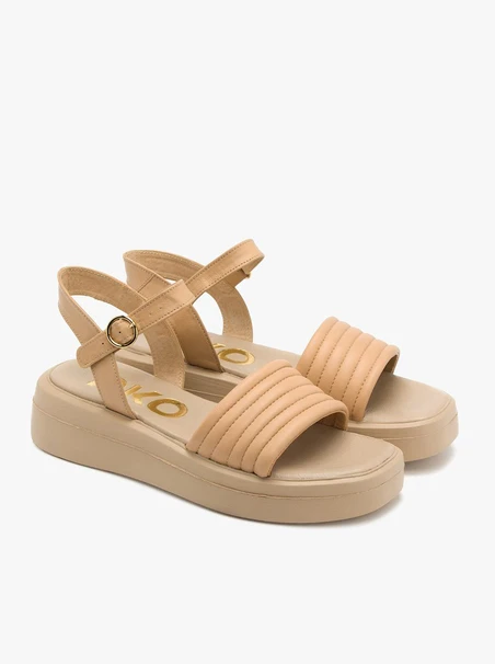 Beigefarbene Sandalen mit goldener Schnalle