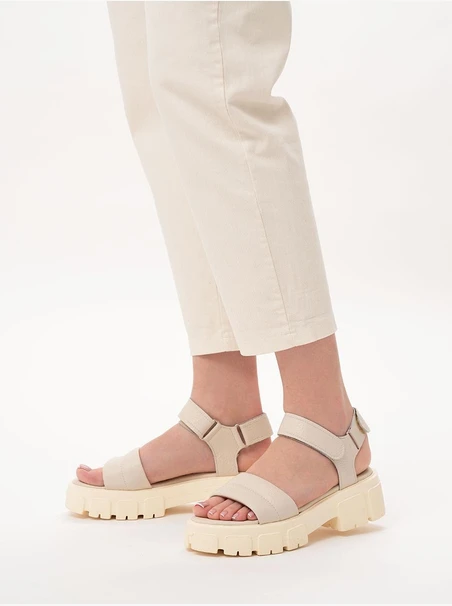 Cremefarbene Sandalen mit leichter Sohle