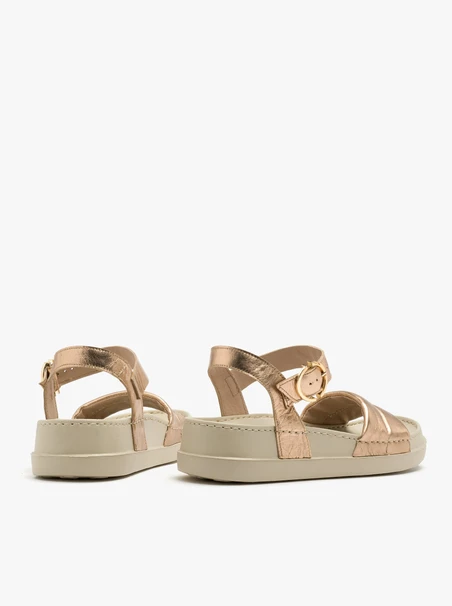 Platin-Sandalen mit goldener Schnalle