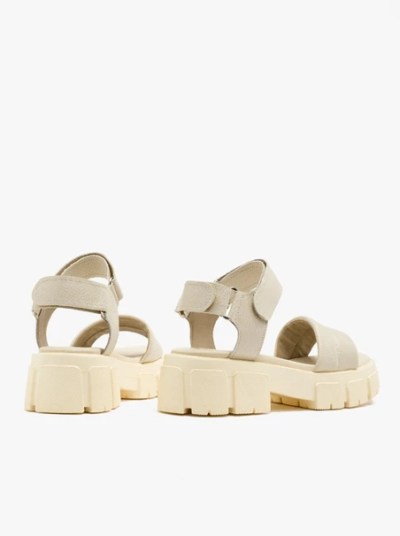 Cremefarbene Sandalen mit leichter Sohle