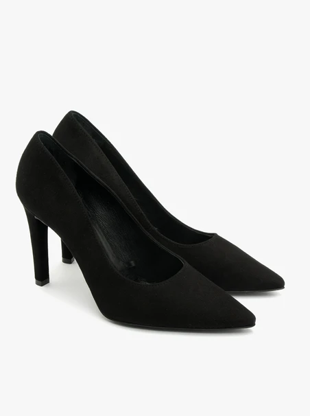 Schwarze hochhackige Pumps