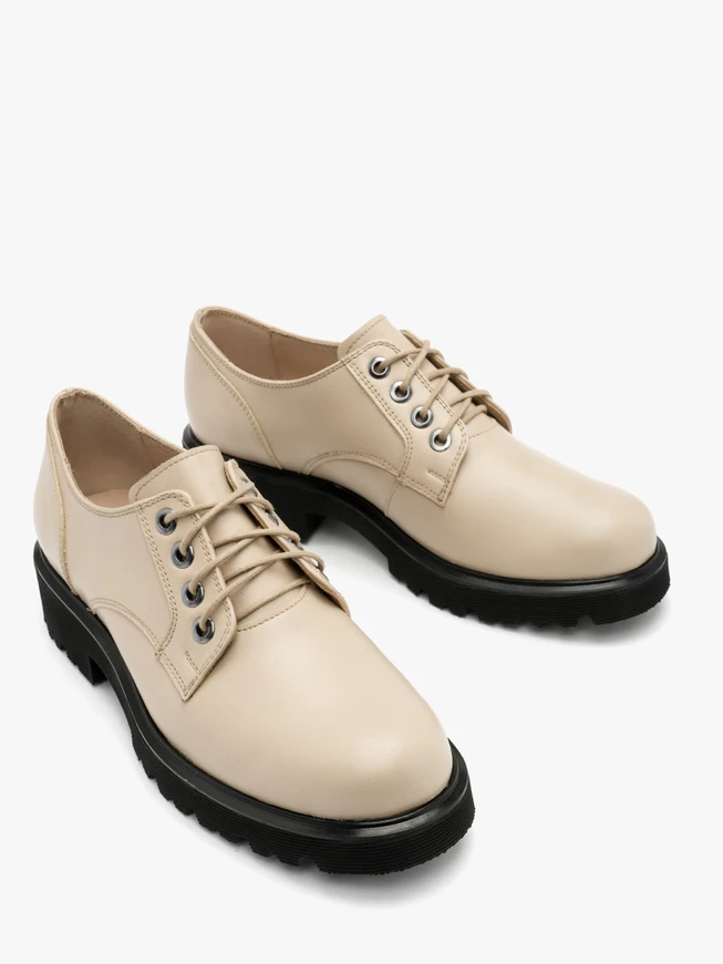 Beige Halbschuhe auf schwarzem Grund