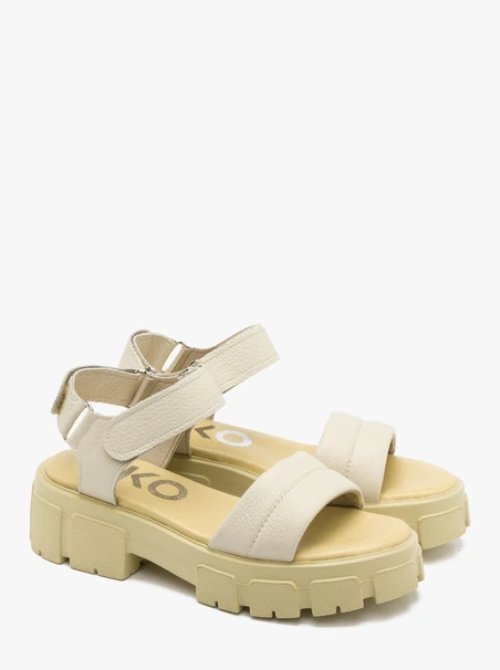 Cremefarbene Sandalen auf leichtem Grund