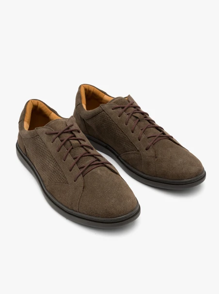 Braune Halbschuhe mit Perforationen auf dem Schaft