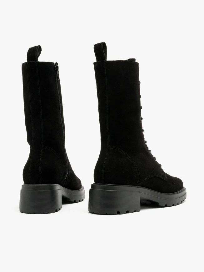 Schwarze Veloursstiefel