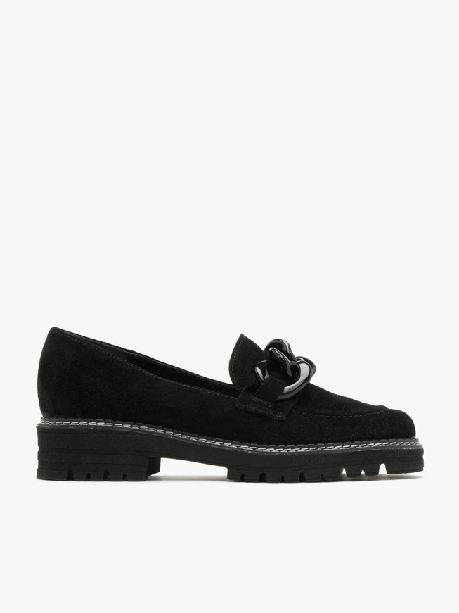 Veloursmokassins mit Kette