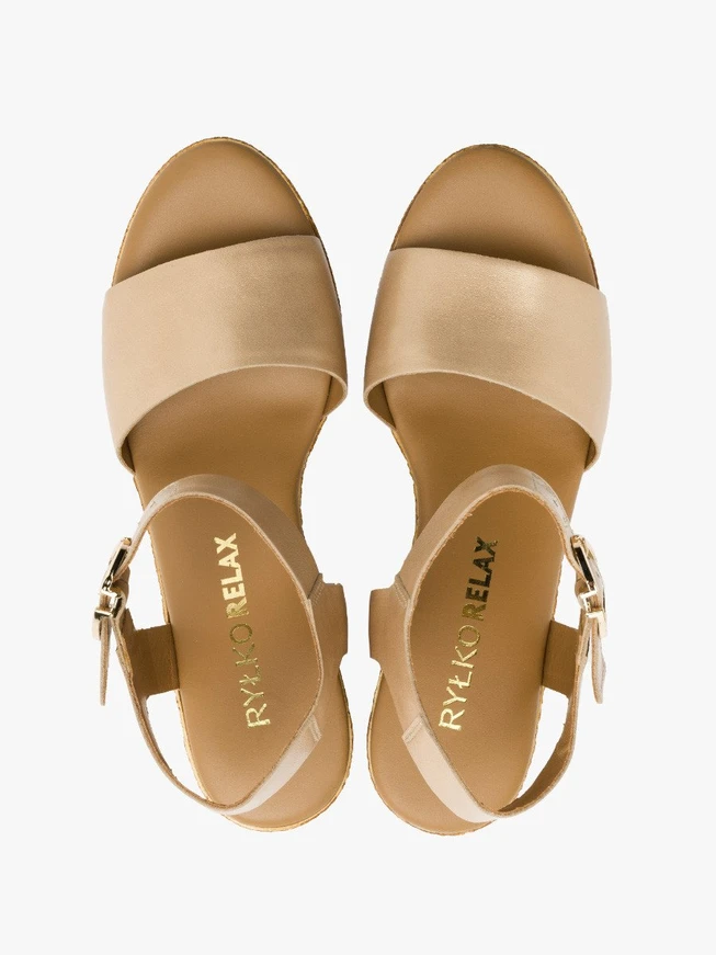 Goldene Plateausandalen