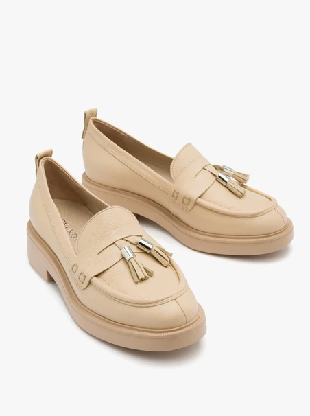 Beige loafers with tassels