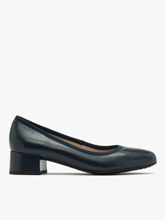 Navy low-heel pumps