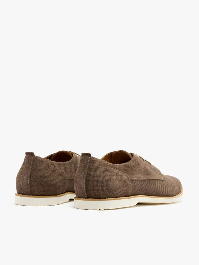 Braune Halbschuhe mit dekorativem Schaft