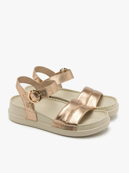 Platin-Sandalen mit goldener Schnalle