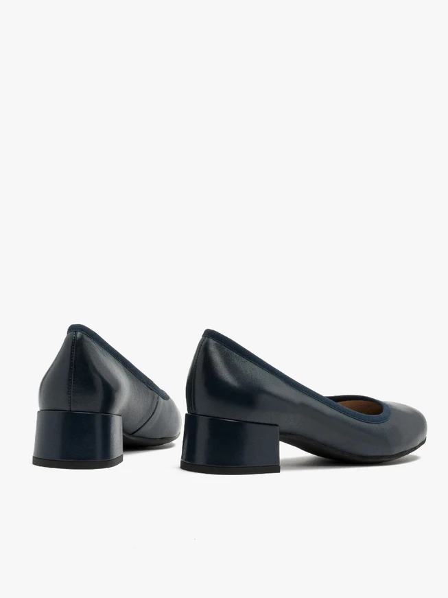 Navy low-heel pumps