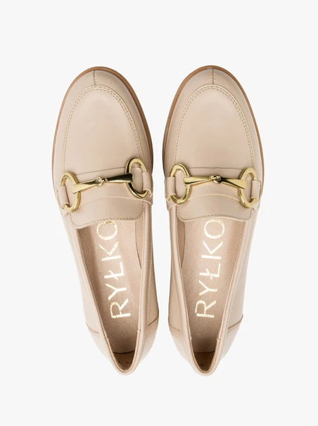 Beigefarbene Mokassins mit Goldverzierung