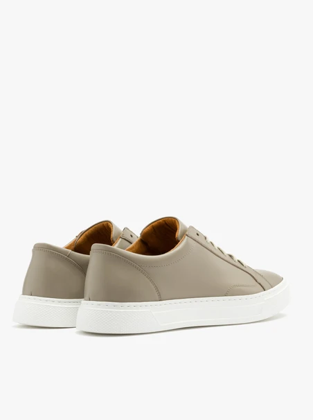 Graue Sportschuhe