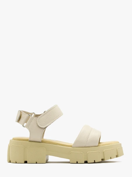 Cremefarbene Sandalen auf leichtem Grund
