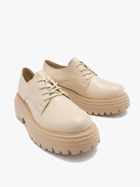 Cremefarbene Halbschuhe auf leichter Sohle