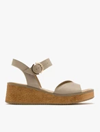 Beigefarbene Plateausandalen
