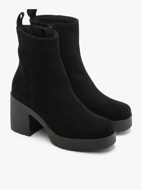 Schwarze Stiefel mit hohem Absatz