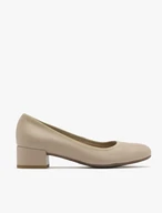 Beigefarbene niedrighackige Pumps