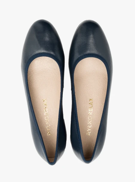 Marineblaue niedrighackige Pumps