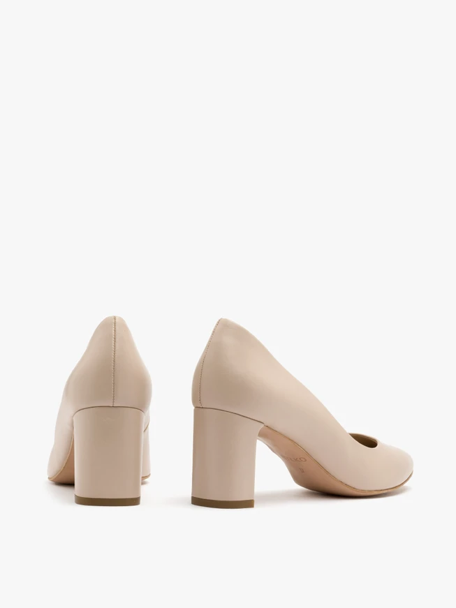 Beigefarbene Pumps mit Stilettoabsatz
