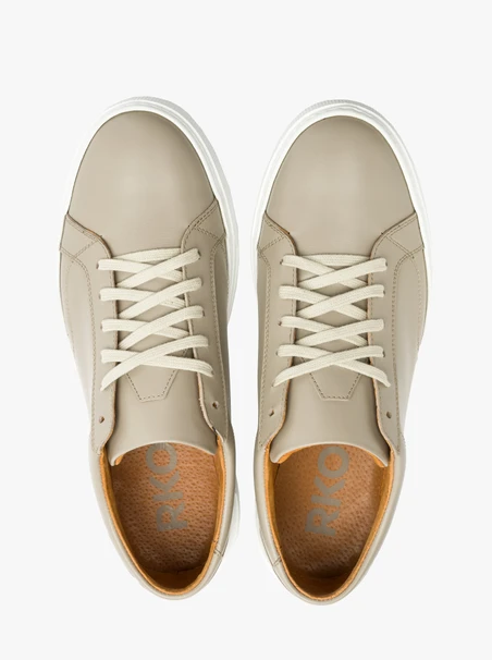 Graue Sportschuhe
