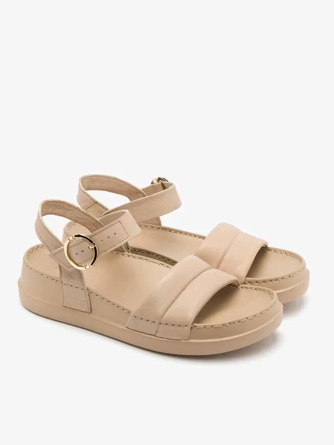 Cremefarbene Sandalen mit goldener Schnalle