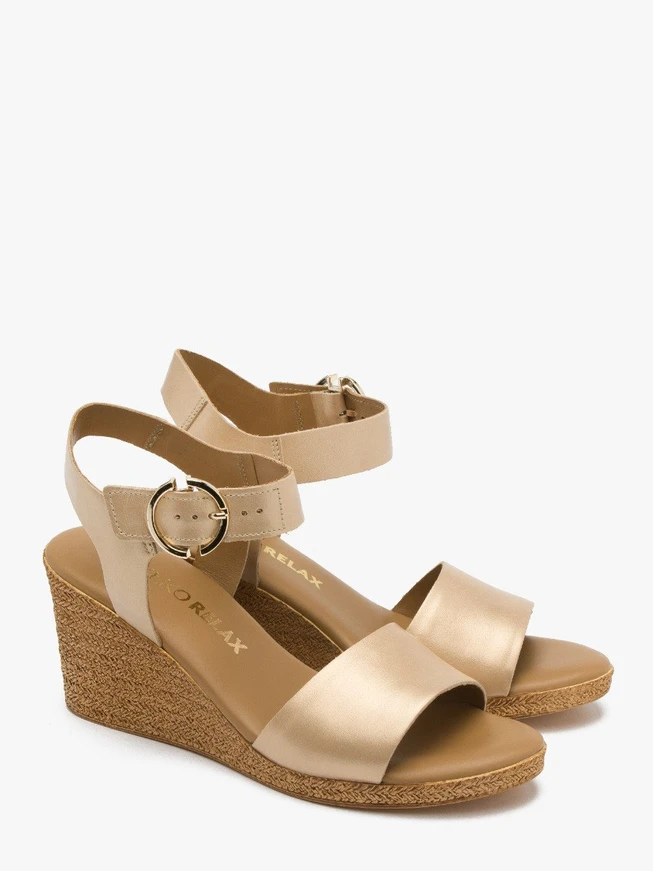 Goldene Plateausandalen