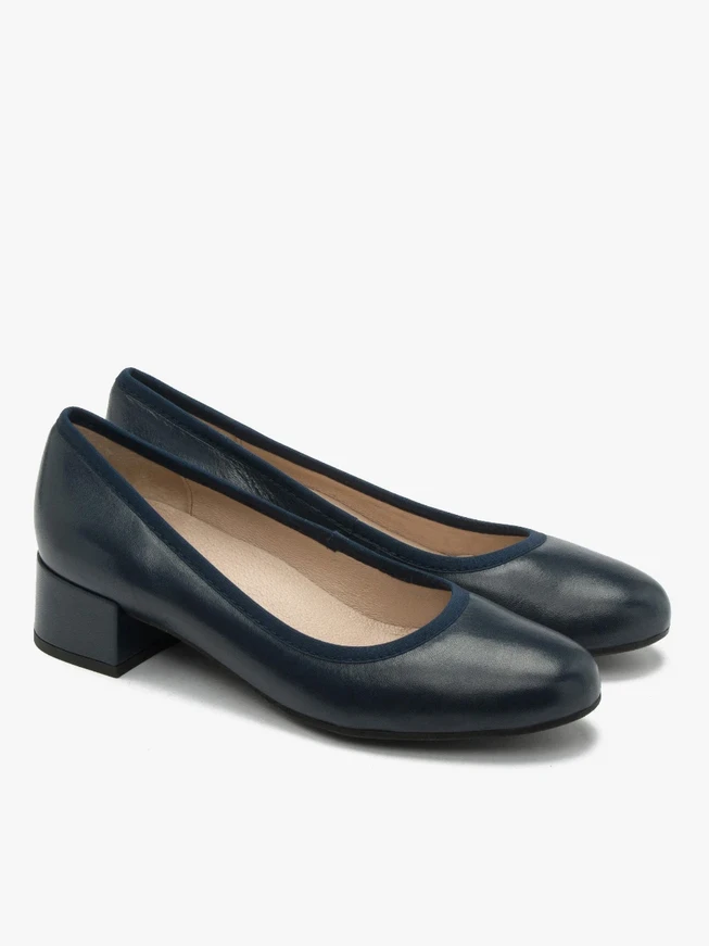 Navy low-heel pumps