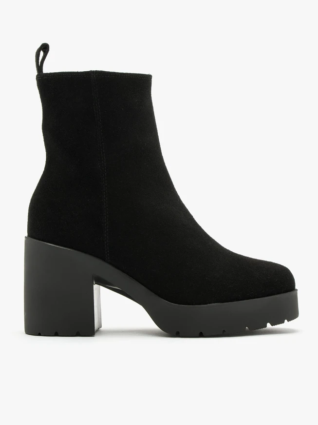 Schwarze Stiefel mit hohem Absatz