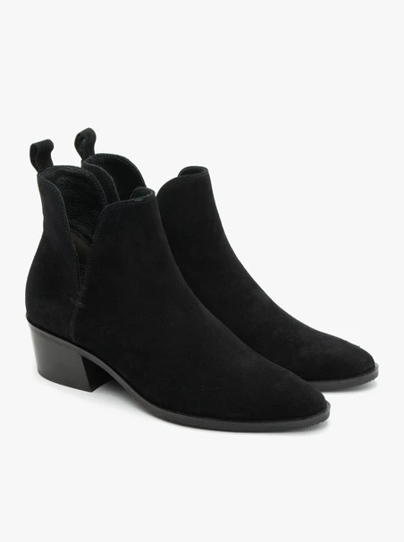 Schwarze Stiefel mit niedrigen Absätzen