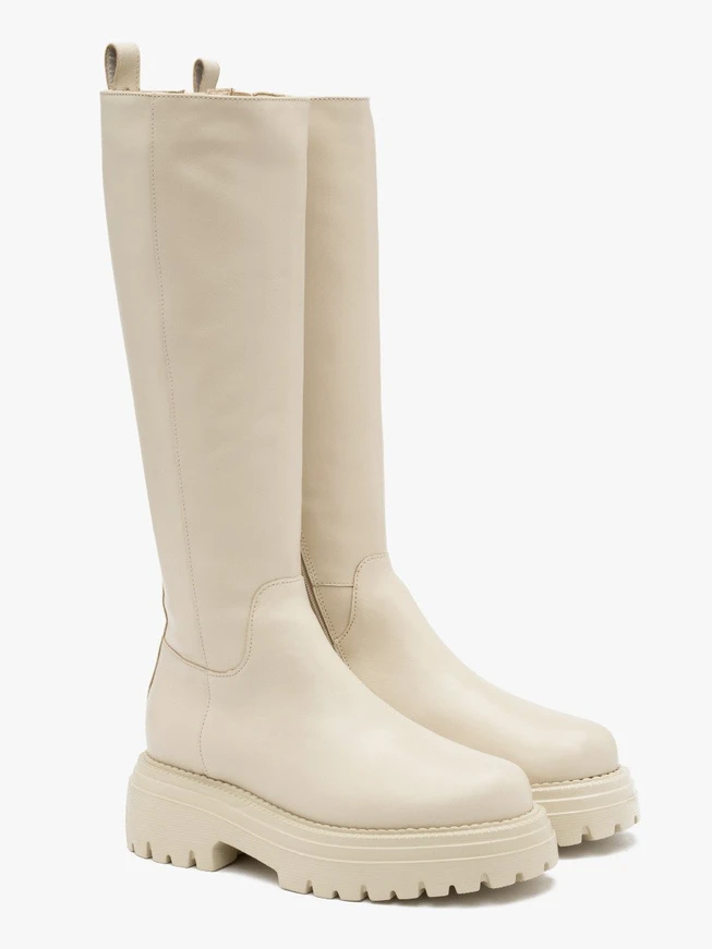 Cremefarbene Stiefel mit schmalem Schaft