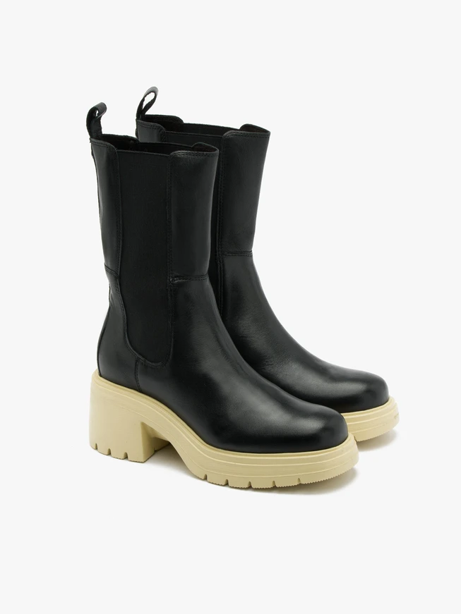 Schwarze Schlupfstiefel mit cremefarbener Sohle