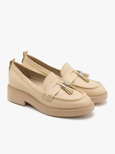 Beige loafers with tassels