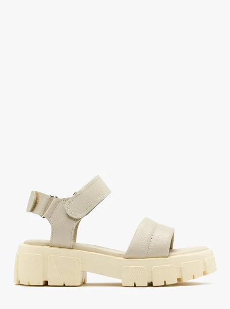 Cremefarbene Sandalen mit leichter Sohle