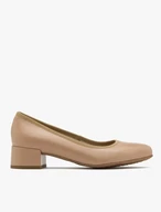 Beigefarbene niedrighackige Pumps