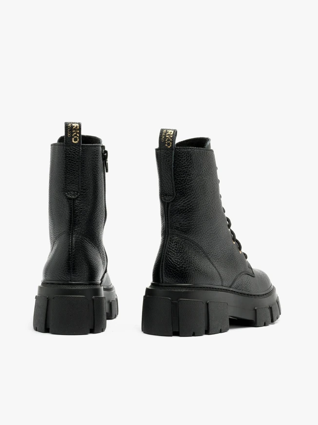 Schwarze Baggerstiefel mit leichtem Boden