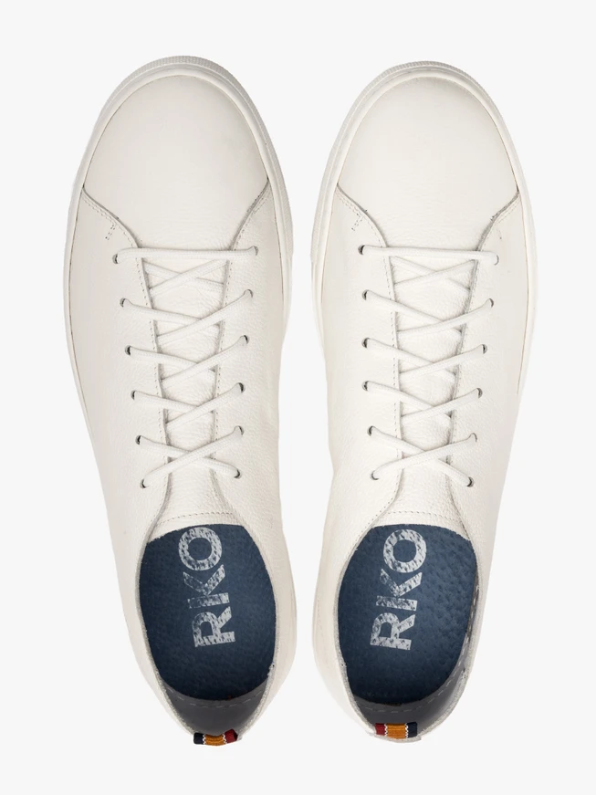 Weiße Sportschuhe