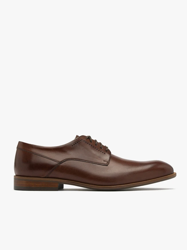 Braune Halbschuhe mit dekorativem Schaft