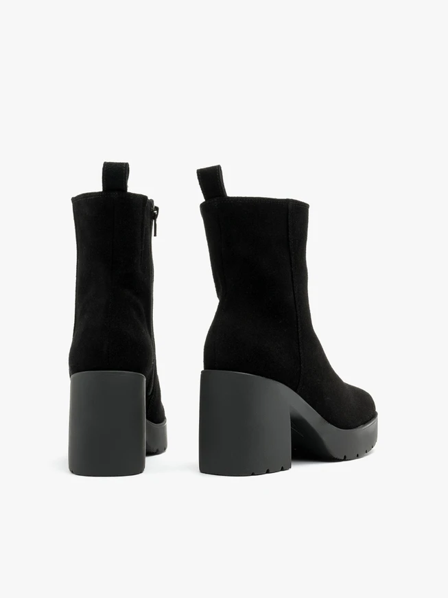 Schwarze Stiefel mit hohem Absatz