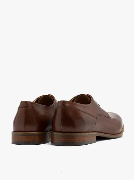 Braune Halbschuhe mit dekorativem Schaft