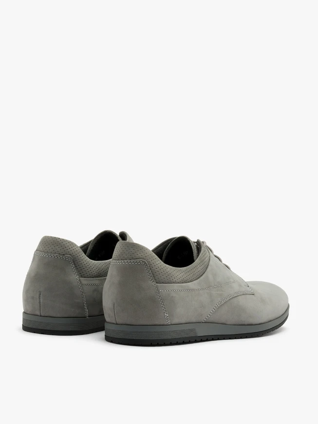 Aschfarbene Halbschuhe mit dekorativer Perforation