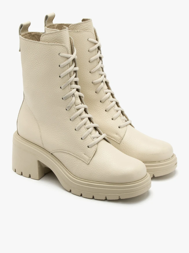 Cremefarbene Damenstiefel