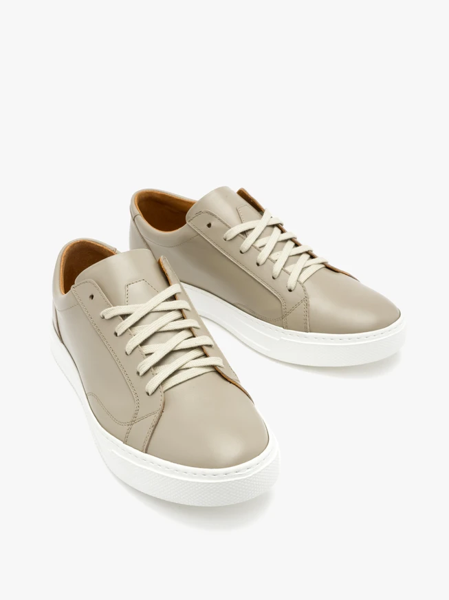 Graue Sportschuhe
