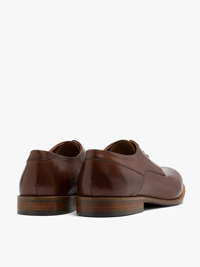 Braune Halbschuhe mit dekorativem Schaft